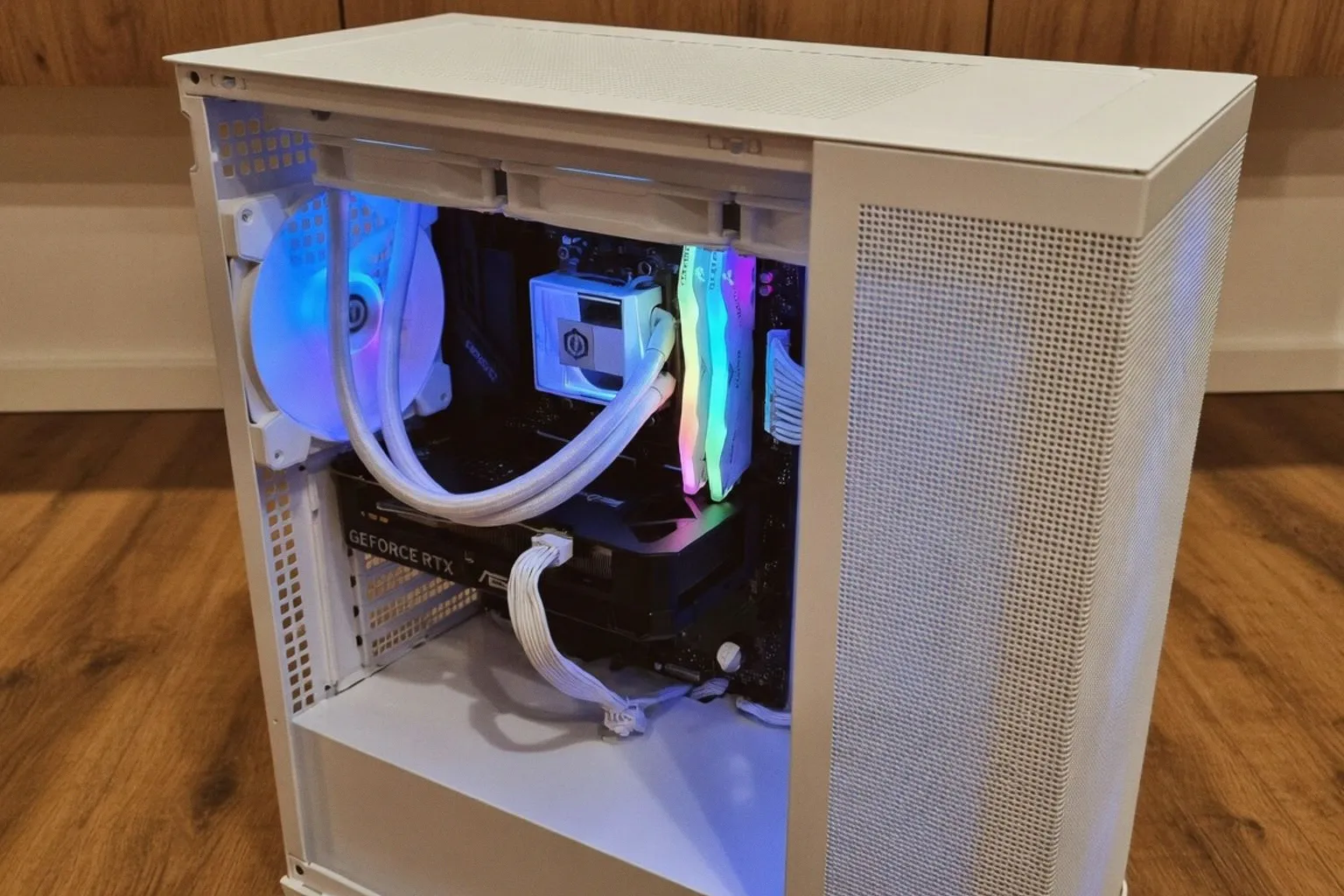 Weißer Gaming-PC mit Ryzen 7 9800X3D und RTX 5060 Ti für 1.859 Dollar